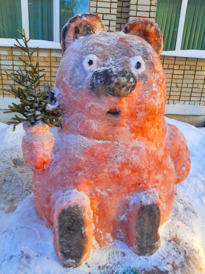 Винни пух скульптура из снега