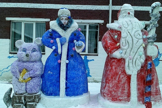 Дед Мороз и снегурочка из снега